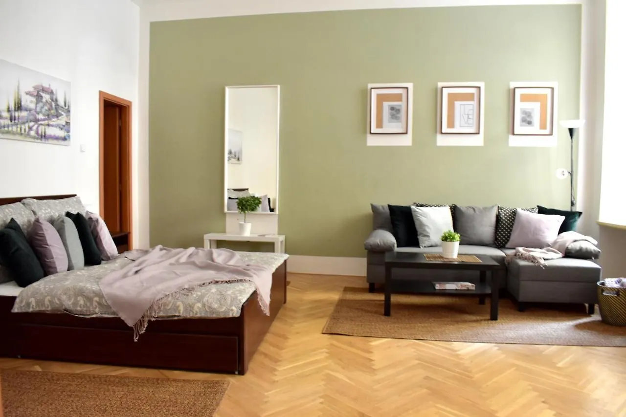 Andy'S Central 3-Bedroom Apartment !