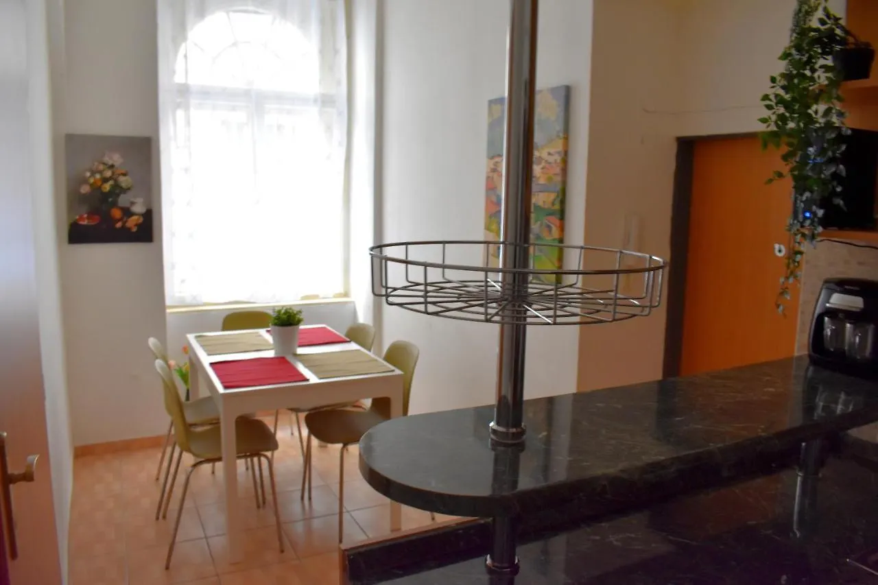 Andy'S Central 3-Bedroom Apartment !