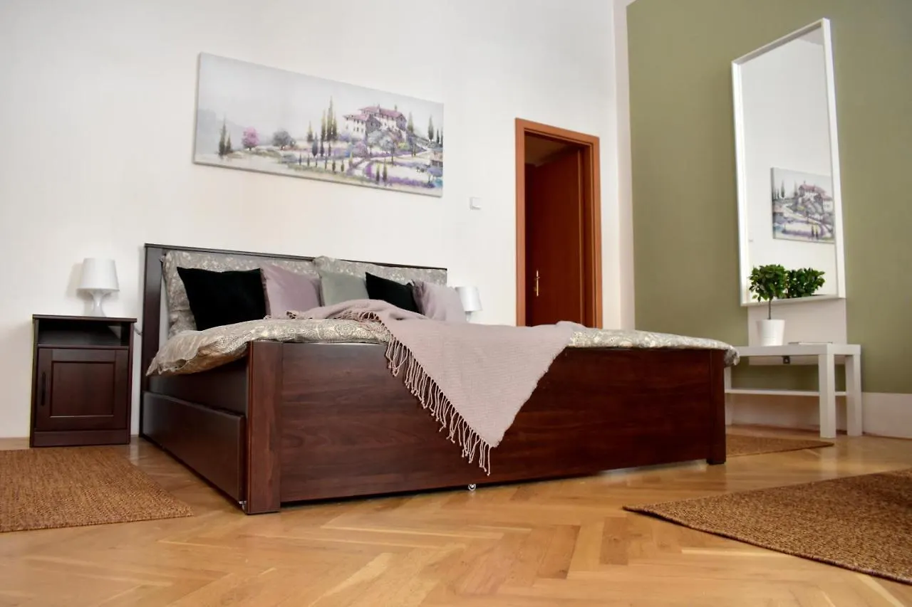 Andy'S Central 3-Bedroom Apartment !